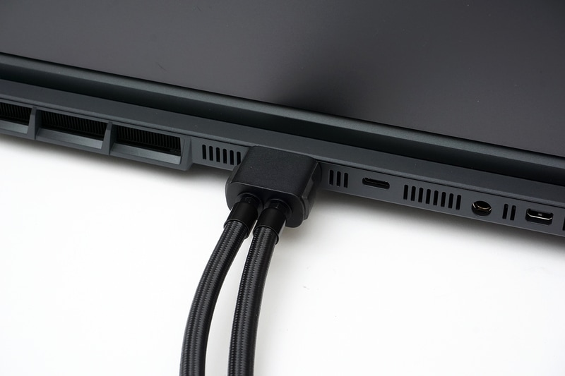 水冷チューブで水冷BOXとノートPC本体を接続する。それぞれ専用のコネクタが用意されている