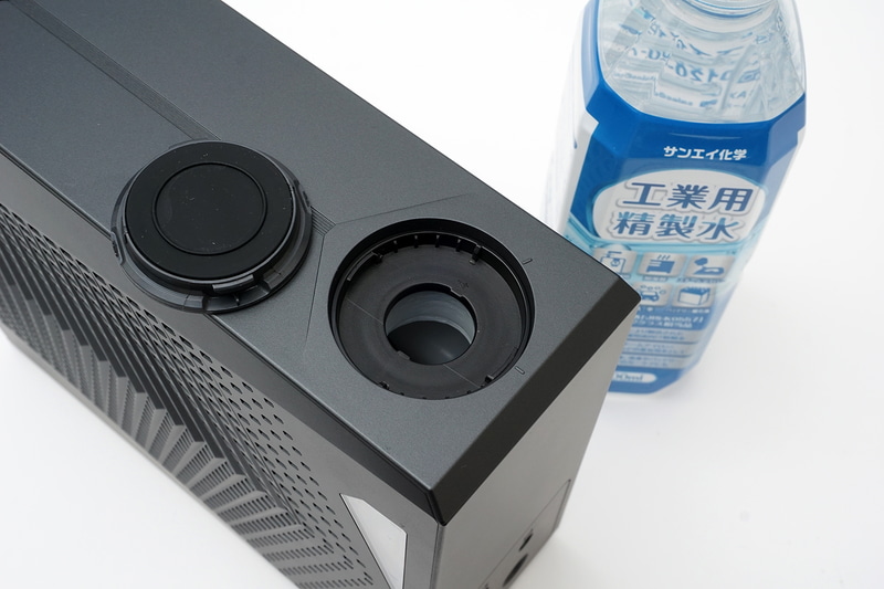 上部のカバーを開けて精製水を側面にあるラインの上まで入れる