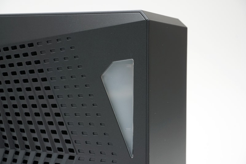 上部のカバーを開けて精製水を側面にあるラインの上まで入れる