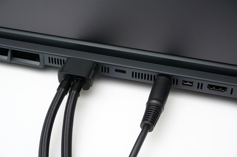 水冷BOXにACアダプタとDC to DCケーブルを接続。ノートPC側にはDC to DCケーブルを取り付ける