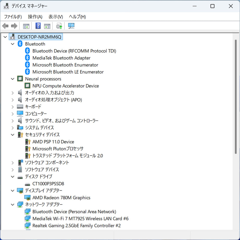 デバイスマネージャー/主要なデバイス。M.2 2280 1TB SSDは「CT1000P3PSSD8」。2.5Gigabit EthernetはRealtek Gamming 2.5GbE Family Controller、Wi-FiはMediaTek Wi-Fi 7 MT7925、BluetoothもMediaTek製。NPUの項目も見える