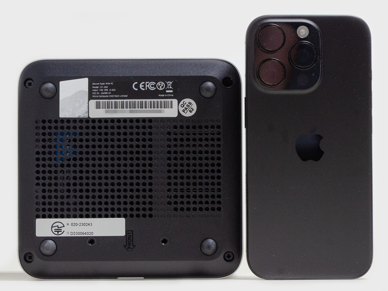 底面とiPhone 16 Proの比較四隅にネジとゴム脚、下側にVESAマウンタ用のネジ穴。このクラスとしては少しコンパクトな方だろう