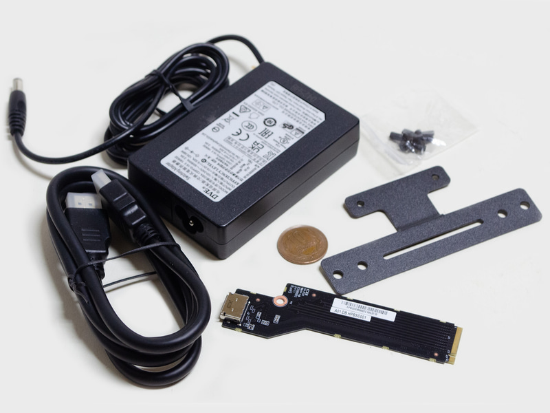 付属品。ACアダプタ(サイズ約95×65×23mm、重量227g、出力19V/6.32A)、HDMIケーブル、VESAマウンタとネジ、OCuLinkアダプタ