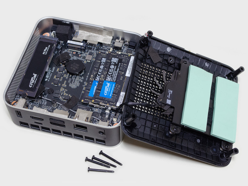 四隅にネジがあるのですべて外すと裏蓋が開く。2本ケーブルがつなっているので要注意