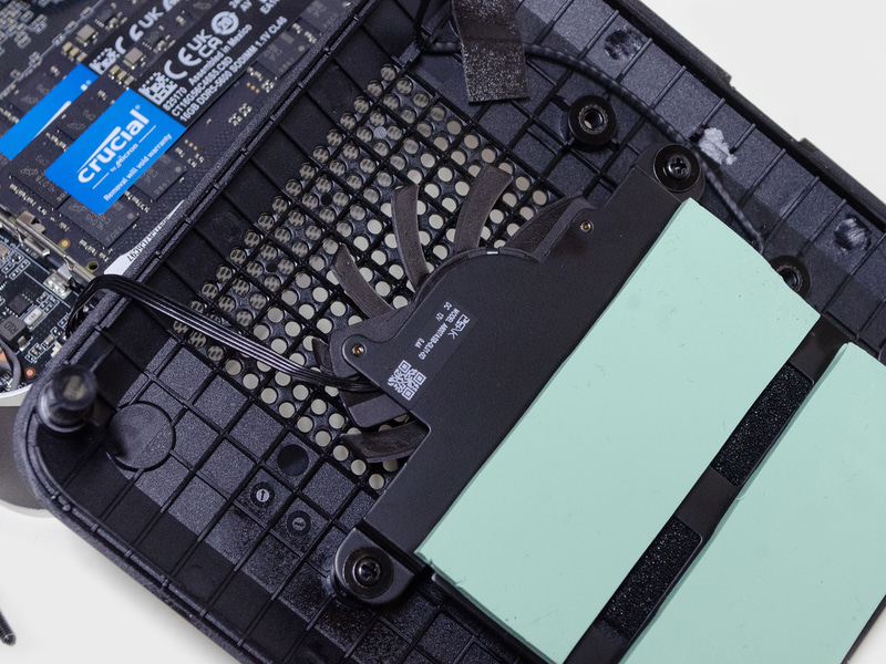 裏蓋にファンがある