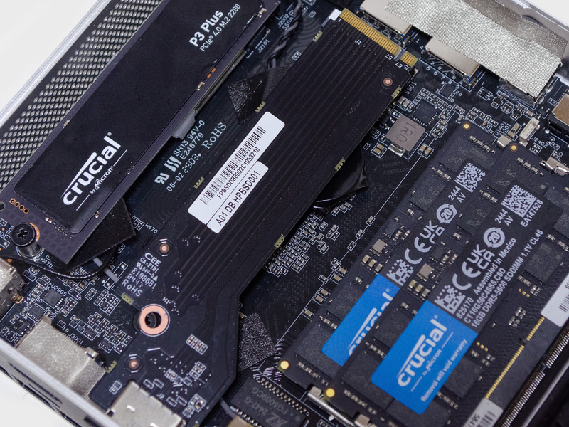 OCuLinkはこんな感じで取り付ける(写真は該当箇所に基板を置いただけ)。M.2スロット1つ使うため、2つ目のSSDが増設できなくなる