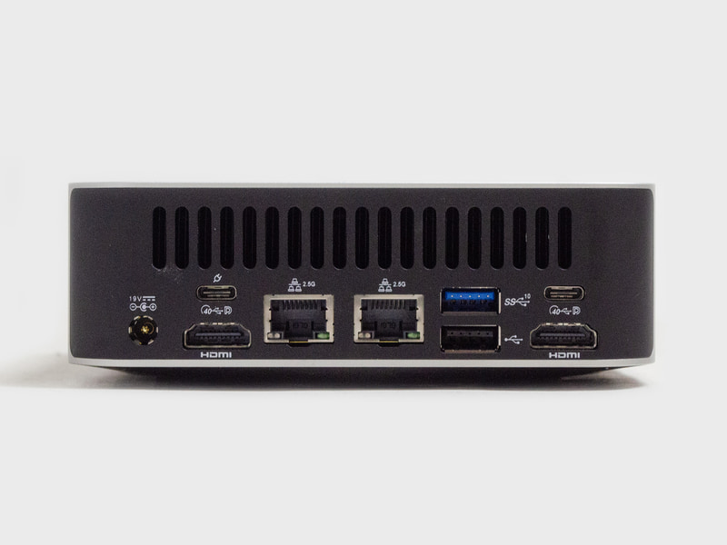 背面。電源入力、USB4、HDMI、2.5Gigabit Ethernet 2基、USB 3.2 Gen 2、USB 2.0、USB4、HDMIを搭載