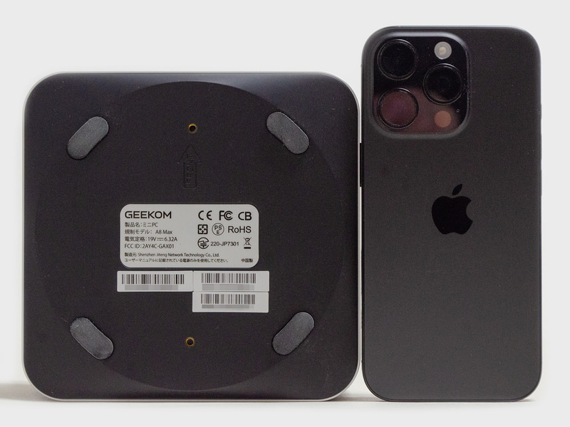 底面とiPhone 16 Pro。ハイエンドミニPCとしては一般的なサイズ