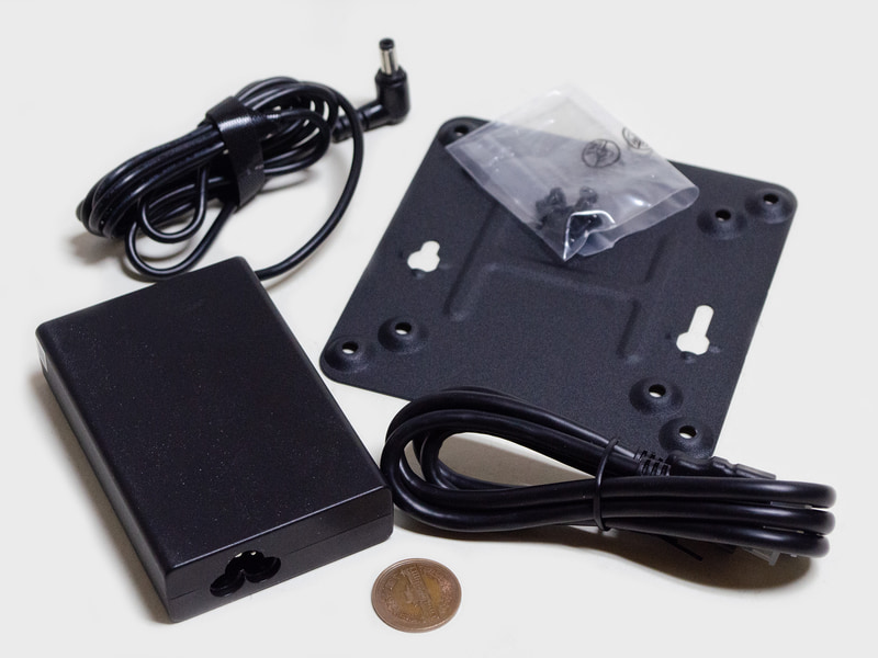 付属品。ACアダプタ(約98×65×23mm、重量259g、出力120W)、VESAマウンタ(+ネジ)、HDMIケーブル