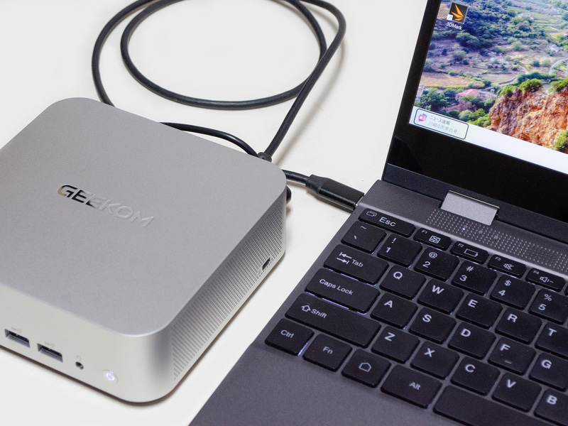キーボード付きモバイルモニターに接続。USB4があるのでType-Cケーブル1本で接続可能