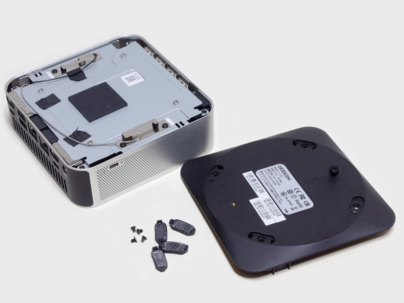 裏のカバーは四隅のゴム足の下にネジがあるのでそれを外す。VESAマウンタ用のネジを軽く付け、それを引っ張ると外れやすい