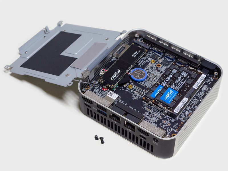 内部にもう1枚パネルがあるので、これも四隅みのネジを外せば外れる。アンテナケーブルがあるので要注意。メモリもSSDもCrucial製が使われている