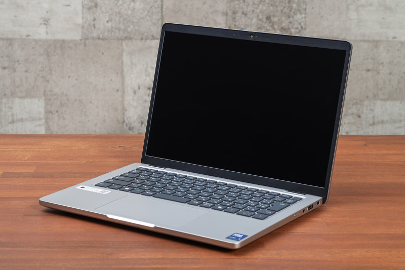 Dell Pro 13 Plusは、どのようなビジネスシーンにも溶け込む、シンプルながら上質なデザインが魅力