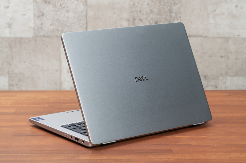 天板とキーボード面にはアルミニウム素材を採用。MIL-STD-810H準拠の堅牢性試験もクリアしており、安心して持ち運べる