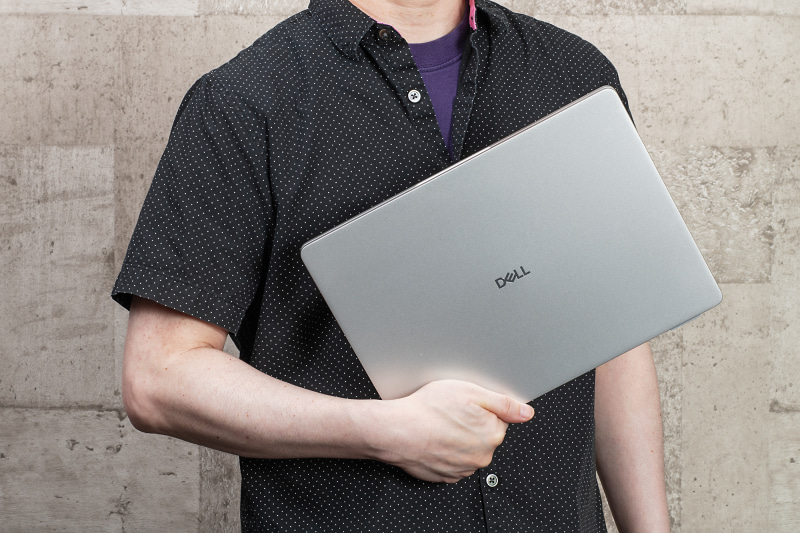 重量は最小構成で1.23kg。サイズも13.3型クラスのモバイルノートPCとして標準的で、軽快に持ち運べる