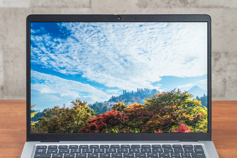 アスペクト比16:10、1,920×1,200ドット表示対応の13.3型液晶を搭載