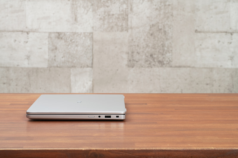 ディスプレイは180度水平まで開くため、対面でのプレゼンに便利