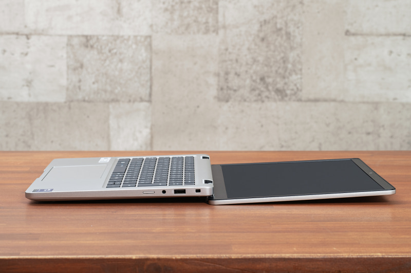 ディスプレイは180度水平まで開くため、対面でのプレゼンに便利