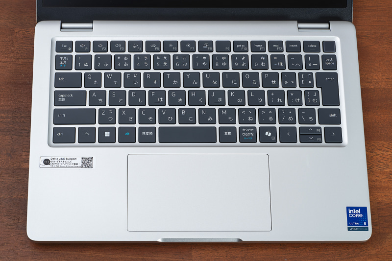 アイソレーションタイプの日本語キーボードは、標準的な日本語配列で扱いやすい。バックライトを搭載する点もうれしい