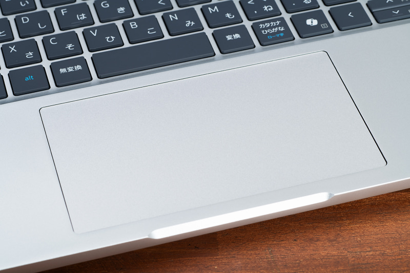 クリックボタン一体型のタッチパッドは面積が広く、ジェスチャー操作も含めて快適に操作できる