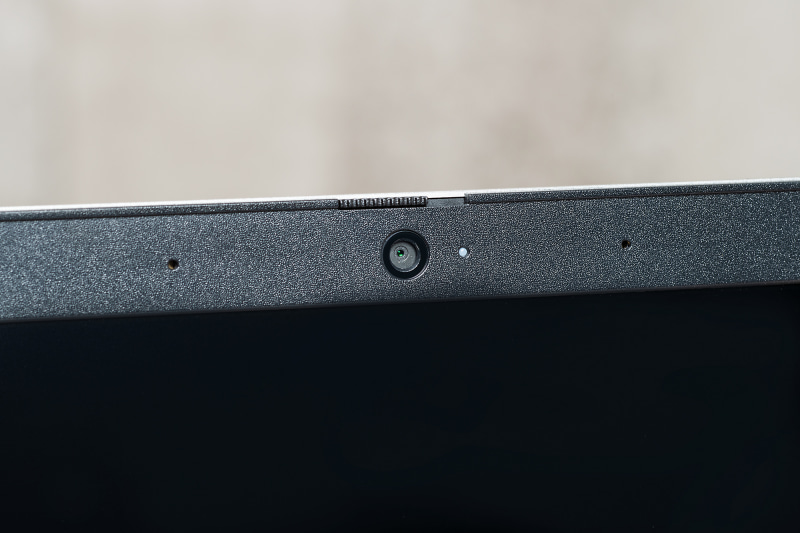 試用機では顔認証非対応のフルHD Webカメラを搭載していたが、顔認証対応の5MPカメラも選択可能。カメラを覆うプライバシーシャッターはどちらも搭載する