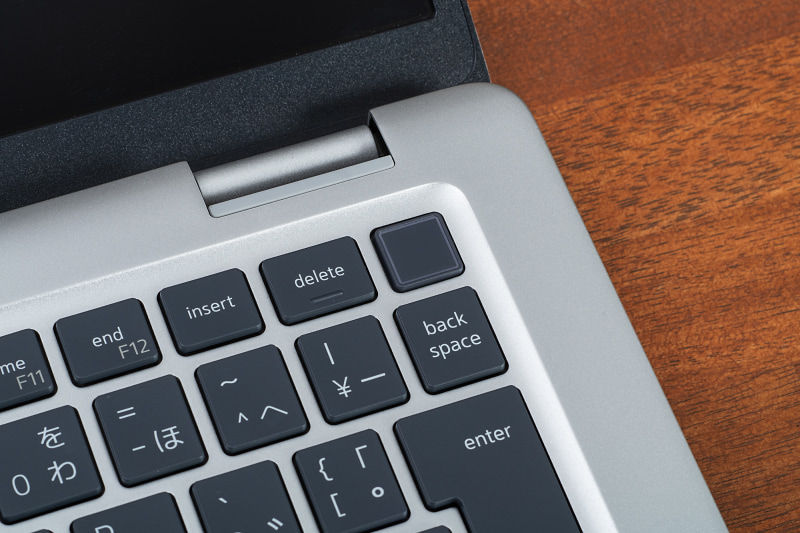 キーボードの右上に電源ボタン一体型の指紋認証センサーを搭載。電源ボタンはかなり堅いので、タイピング中に触れて電源が切れる心配はない
