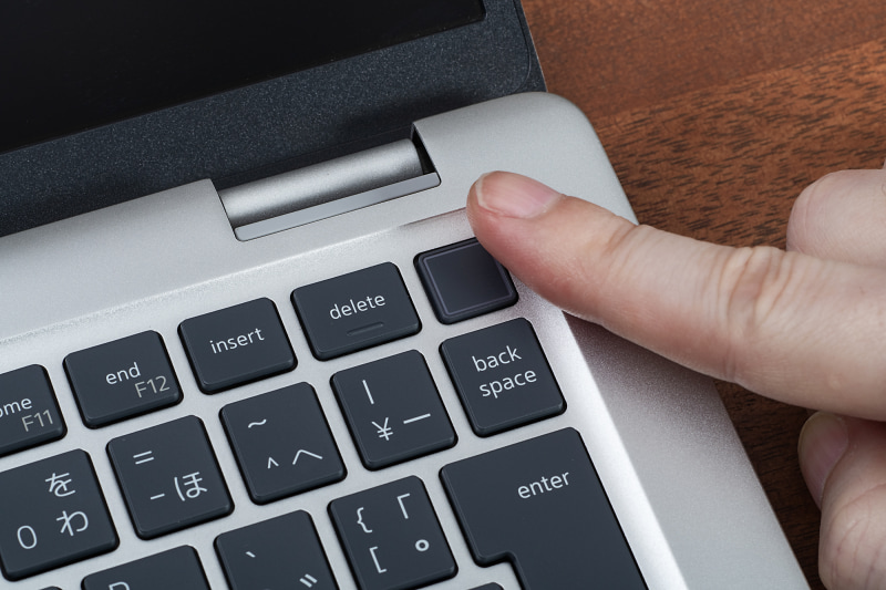 キーボードの右上に電源ボタン一体型の指紋認証センサーを搭載。電源ボタンはかなり堅いので、タイピング中に触れて電源が切れる心配はない