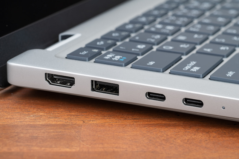 左側面にはHDMI、USB 3.2 Gen 1、Thunderbolt 4 2基を配置。このうちThunderbolt 4のUSB Type-Cにはモジュラー型ポートを採用することで耐久性を高めている