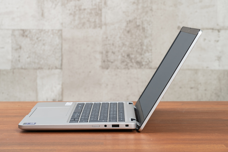 右側面にはオーディオジャックとUSB 3.2 Gen 1を配置