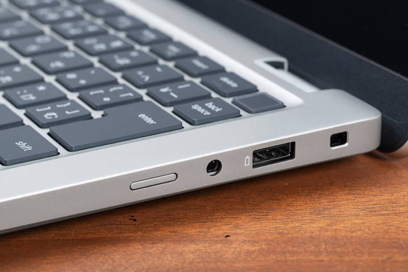 右側面にはオーディオジャックとUSB 3.2 Gen 1を配置