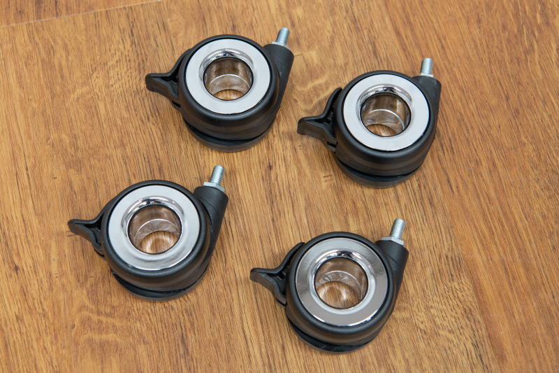 この部分にはアジャスター以外にキャスターを取り付けて移動しやすくすることもできる