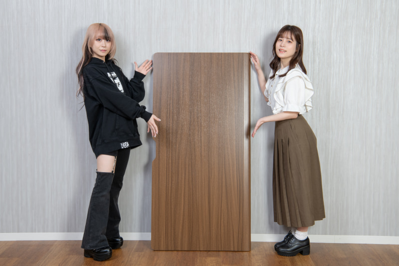 今回は「ウォールナット」の「配線スリット付き」天板を選択した