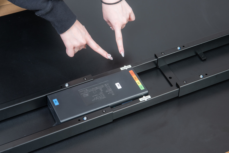 裏返した天板の上にフレームを置き、中央を合わせて位置を仮決め