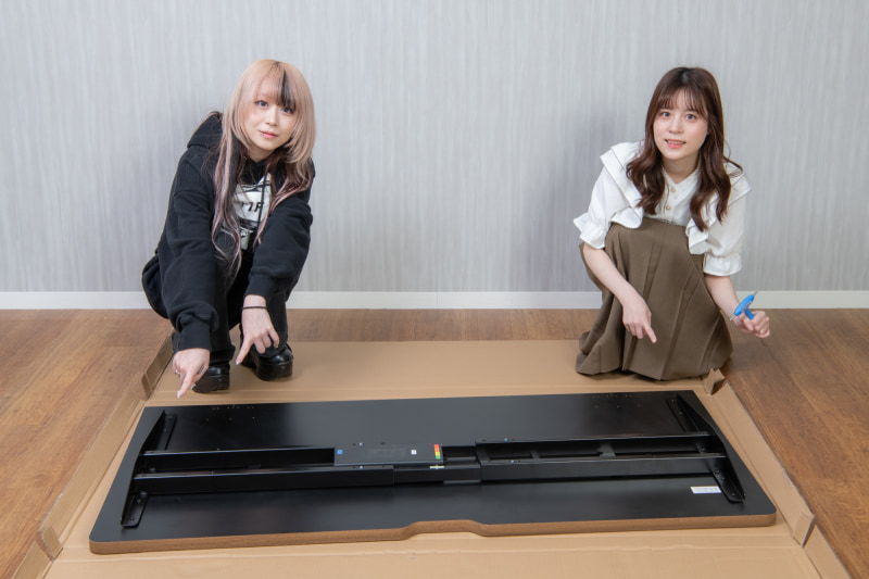 裏返した天板の上にフレームを置き、中央を合わせて位置を仮決め