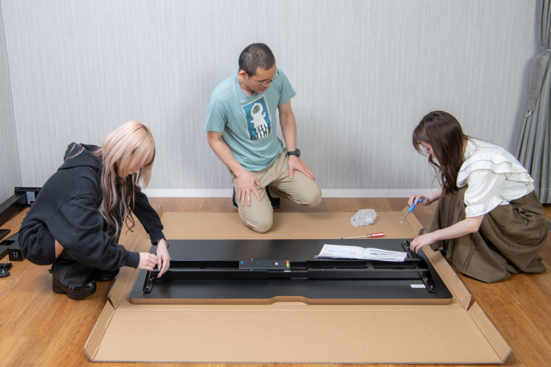 2人で手分けしてねじ留めしていく