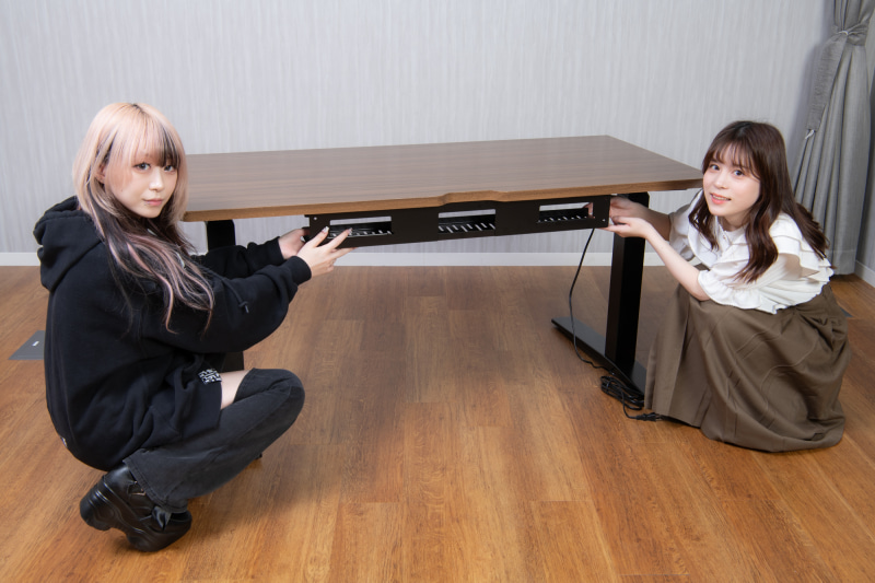 天板に取り付ける大型のケーブルトレーが標準で付属