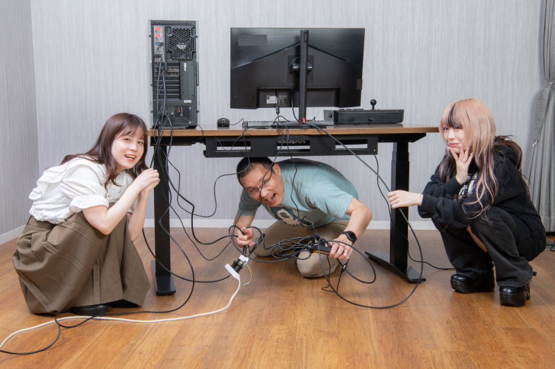 通常のデスクならこんな風に潜り込んで作業するしかないが……