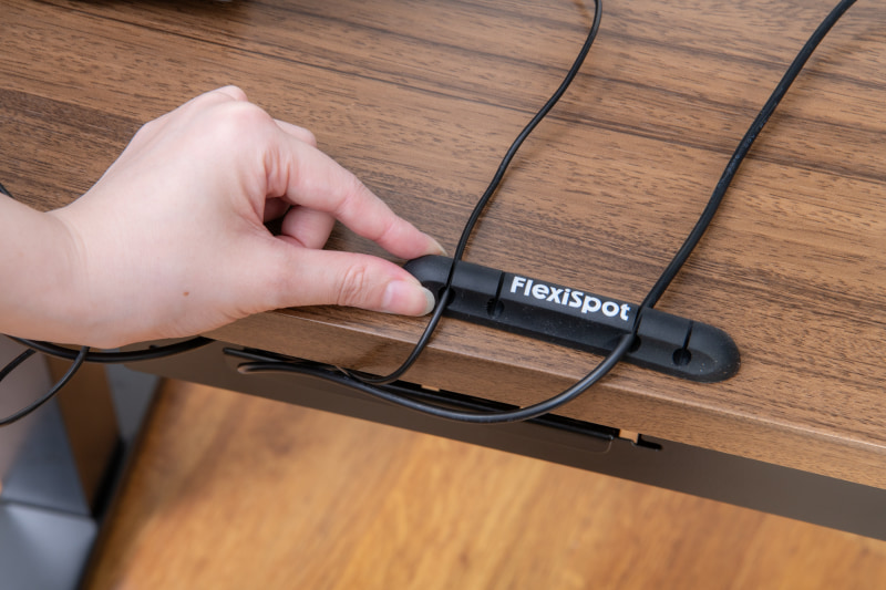 ケーブル類の固定に便利なホルダー