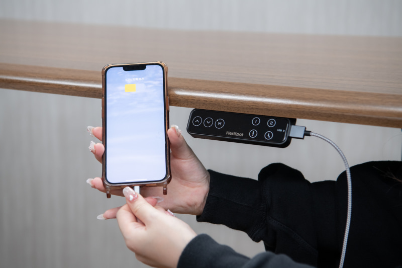 出力は4〜5Wだが、スマホやスマートウォッチなど小物を充電するのにちょうどいい