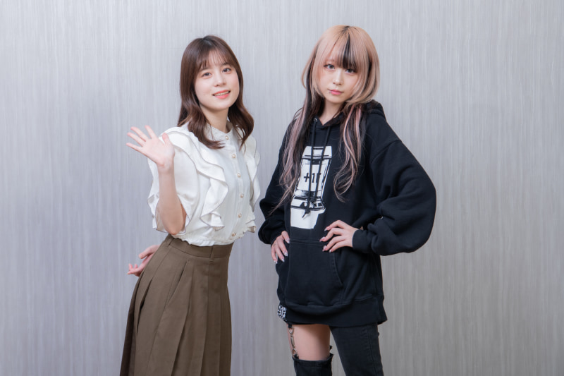 FlexiSpot E7Hの組み立てにチャレンジする芦澤佳純さん(左)とべてぃちゃん(右)