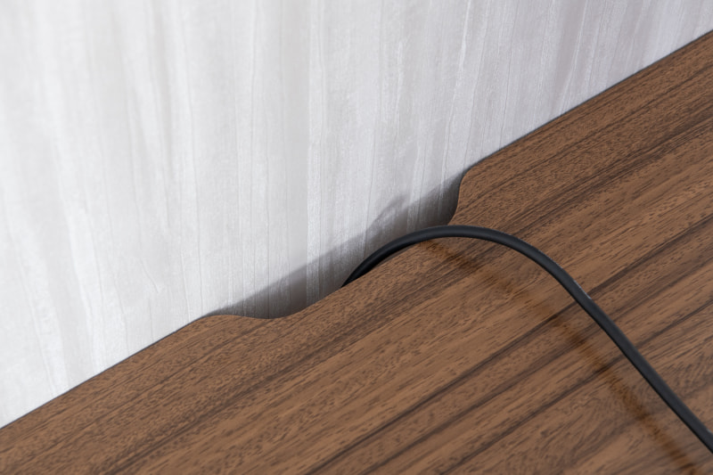 この配線スリット付き天板だと、壁にぴったりくっつけていても自然に配線できる。設置環境にジャストフィットする天板を見定めて注文しよう