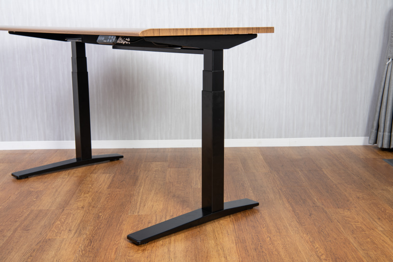 E7Hは脚部がコの字型で、広々としている