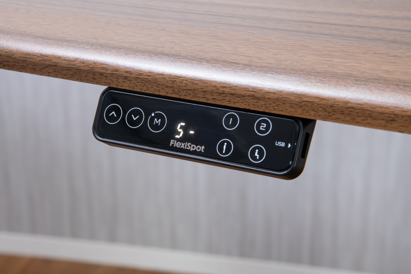 コントローラーの右側に並ぶのが記憶した高さを呼び出す4つのボタン