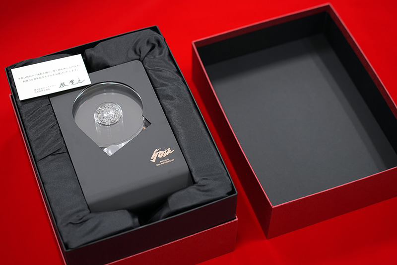 パッケージを開けるとバッファロー社長の牧 寛之氏のメッセージカードとスケルトンハードディスク本体がお目見えする