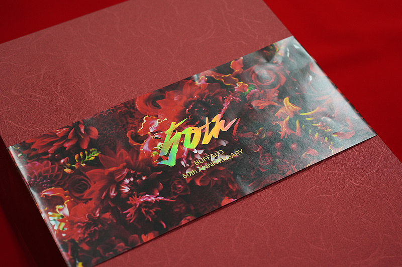 帯紙の50周年ロゴ部分はバッファローでは珍しいホログラム加工されている