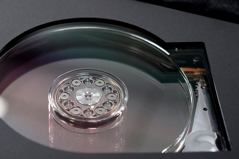 斜め横から見るとクリアパネルが二重になっていることが分かる