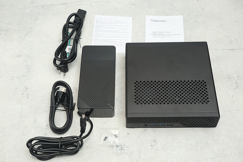 付属品など。ACアダプタは240Wタイプだ