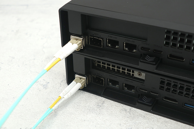 MS-01と10GBASE-SR対応SFP+モジュールおよびOM3光ファイバーで接続