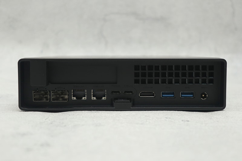 背面のインターフェイスは、MS-01のUSB4がUSB 3.2 Gen 2 Type-Cとなったのが大きい