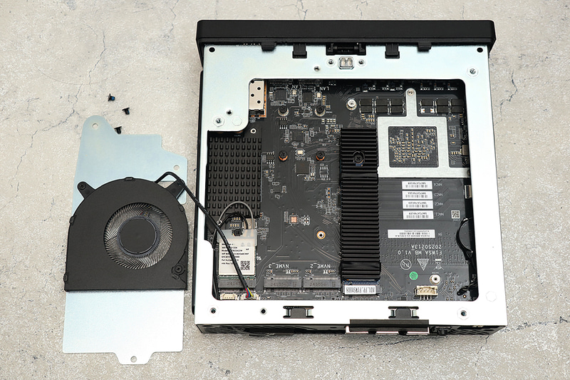 ファンを取り外したところ。M.2 2280/22110両対応のスロットが装備されている